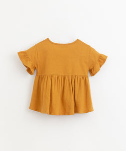 Mustard tunic made of jersey stitch organic cotton and linen. It has a a subtle frilled short sleeves and a round neckline. All the raw materials used in this item have Standard 100 certification by OEKO-TEX, Class I, so it is free of substances that are harmful to children's skin.  Made by Play Up