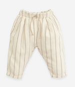 Load image into Gallery viewer, Baige trousers made of a mixture of woven and organic cotton. It has an elastic waist with a decorative jute cord and two side pockets. Made by Play Up.
