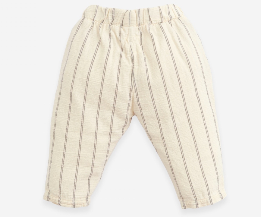 Baige trousers made of a mixture of woven and organic cotton. It has an elastic waist with a decorative jute cord and two side pockets. Play Up.