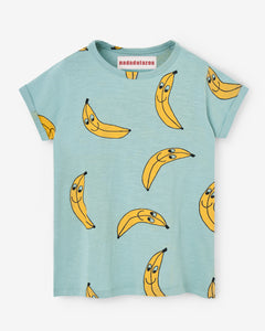 Turquoise T-shirt with a yellow bananas all-over print. Comes with a folded cuffs. Made by Nadadelazos.