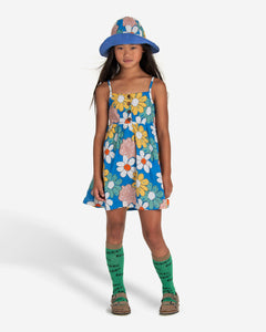 Model wearing blue dress with big flowers print. Made by Nadadelazos