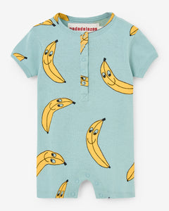 Turquoise romper with a yellow bananas all-over print. The romper comes with a front opening and a snap opening at the bottom for easy change. Made by Nadadelazos